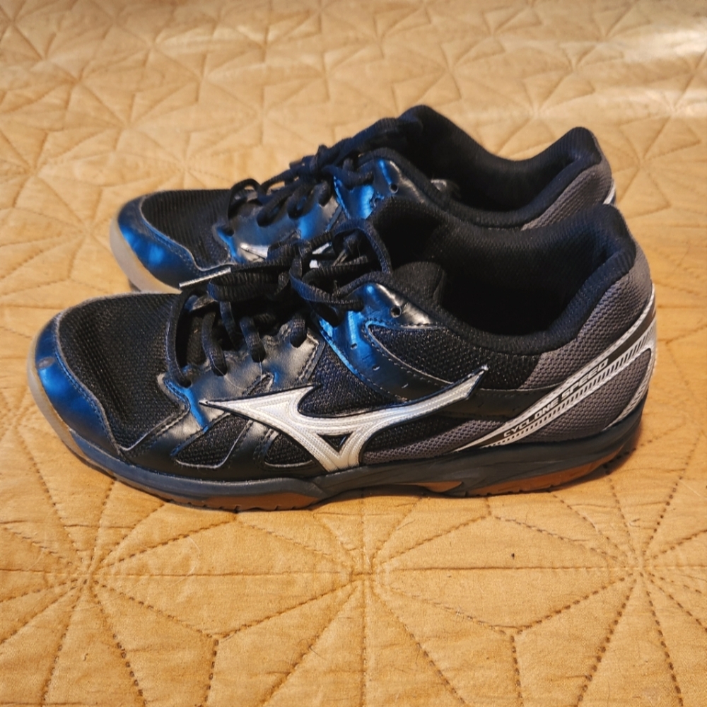 Mizuno cyclone sneakers